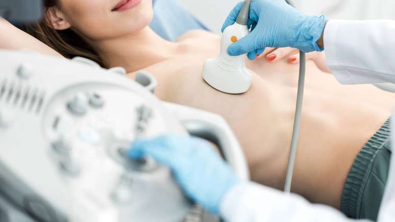 O hist&oacute;rico familiar e pessoal, a disponibilidade de acompanhamento adequado e o impacto que o resultado pode ter na rotina de exames e tratamentos s&atilde;o pontos avaliados com cuidado &ndash; depositphotos.com / AndrewLozovyi