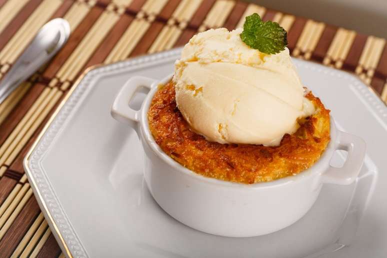 Cocada na travessa com sorvete 