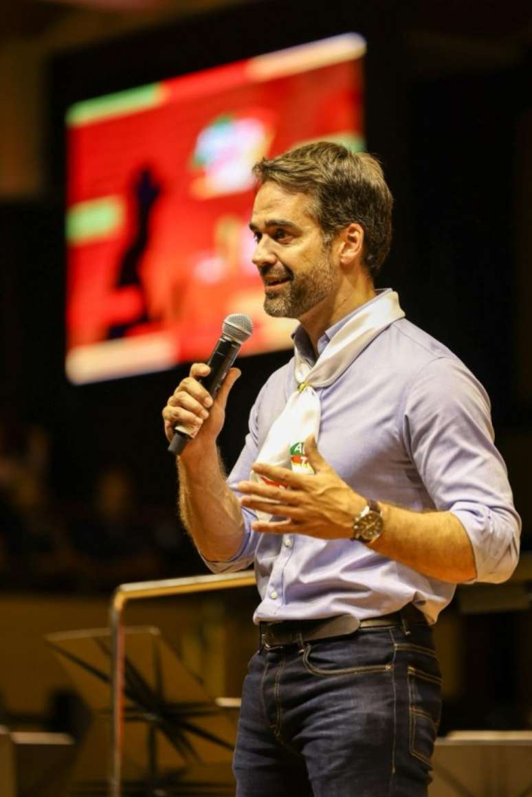 Foto mostra governador Eduardo Leite falando ao p&uacute;blico