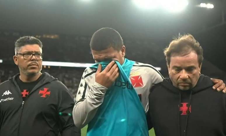 Vasco's Matheus Carvalho feels pain and leaves the field crying –