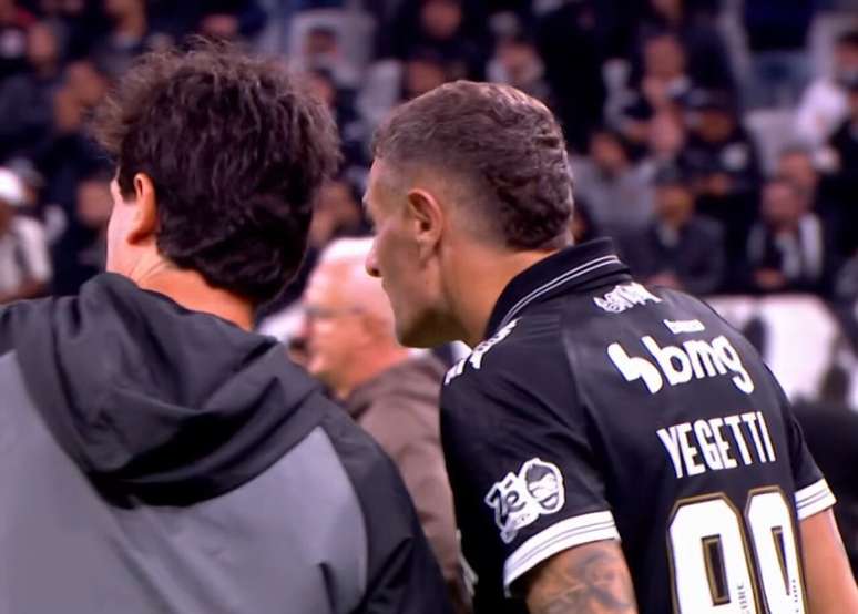 Diniz conversa com Vegetti antes de colocar o argentino em campo &ndash;