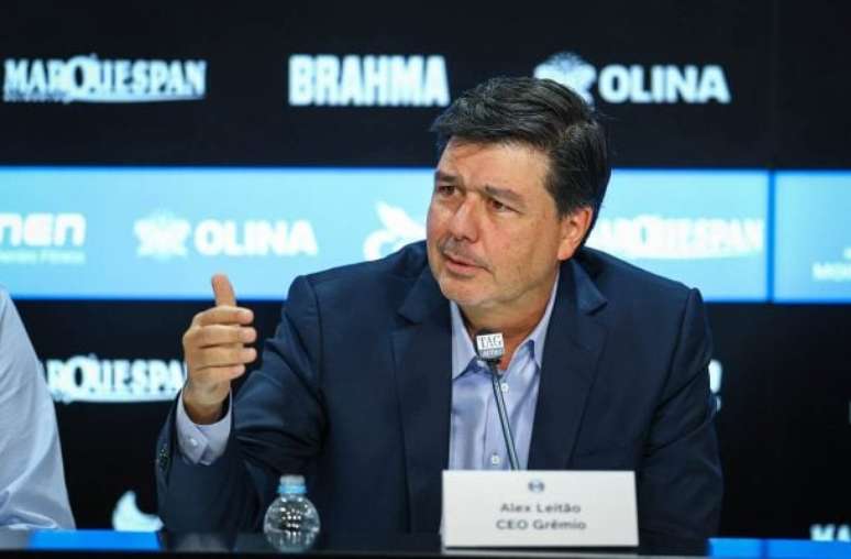 Presidente e diretor do Flamengo com o troféu da Libertadores –