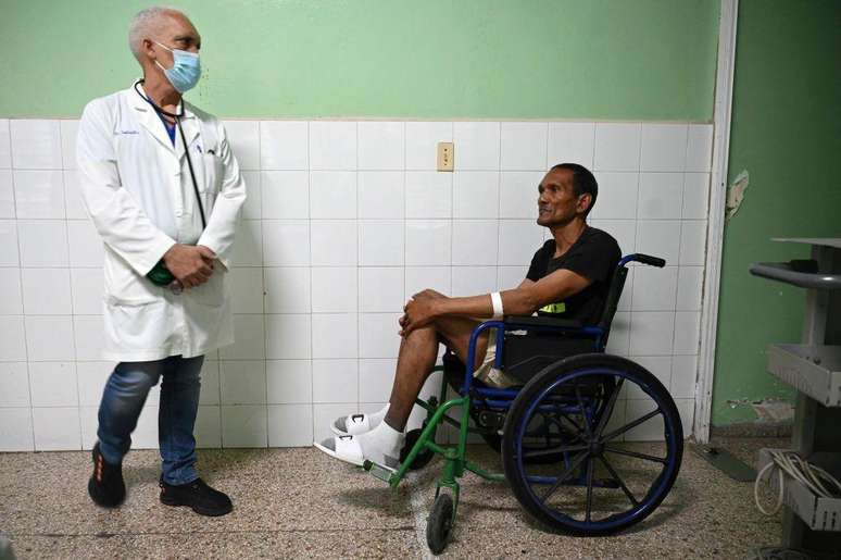 Os hospitais de Cuba est&atilde;o desabastecidos, e os pacientes precisam buscar por conta pr&oacute;pria desde rem&eacute;dios at&eacute; itens b&aacute;sicos, como luvas e seringas