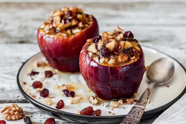 Ma&ccedil;&atilde; recheada com nozes e uva-passa 
