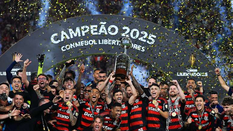 லிபர்டடோர்ஸ் கோப்பையைத் தூக்கும் ஃபிளமெங்கோ வீரர்கள்