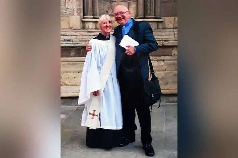 Lisa agora &eacute; capel&atilde; de um hospital e Robert, vig&aacute;rio da Igreja da Inglaterra