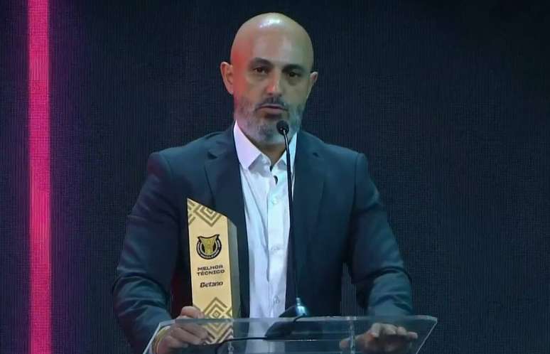 Rafael Guanaes ao receber pr&ecirc;mio de melhor t&eacute;cnico do Brasileir&atilde;o &ndash;