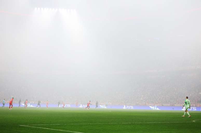 Fuma&ccedil;a de sinalizadores durante a partida entre Bayern de Munique e Sporting 