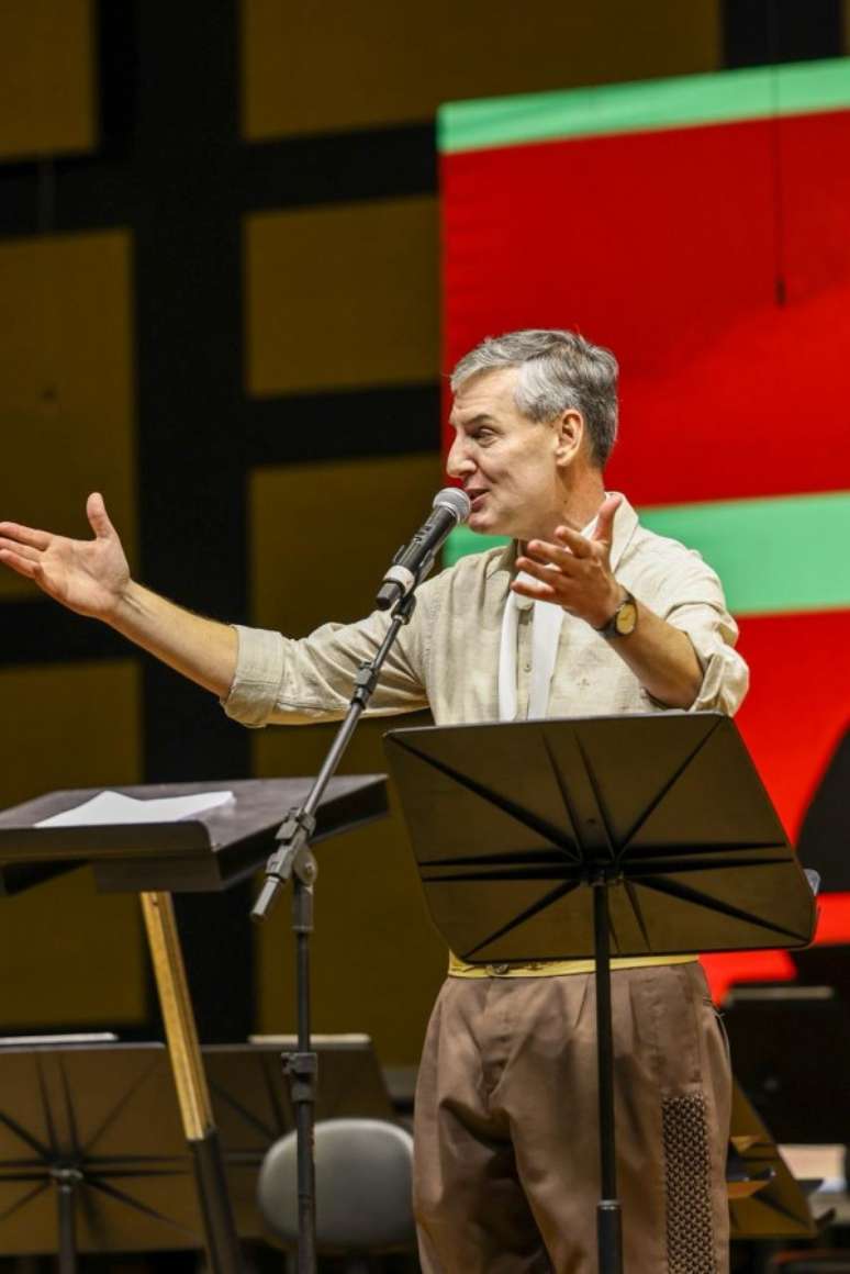 Imagem mostra secret&aacute;rio Eduardo Loureiro falando ao p&uacute;blico