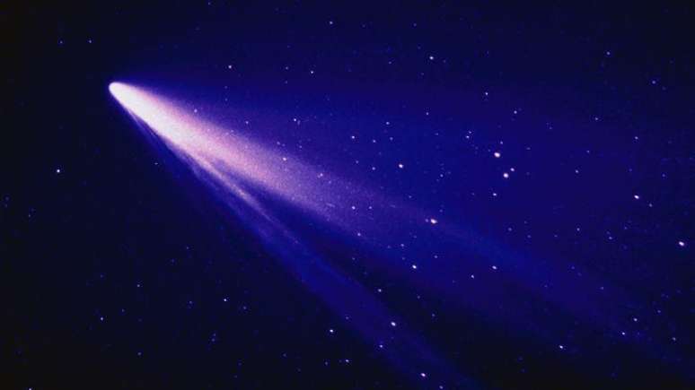 Geralmente, os cometas t&ecirc;m uma cauda que vai na dire&ccedil;&atilde;o contr&aacute;ria ao Sol