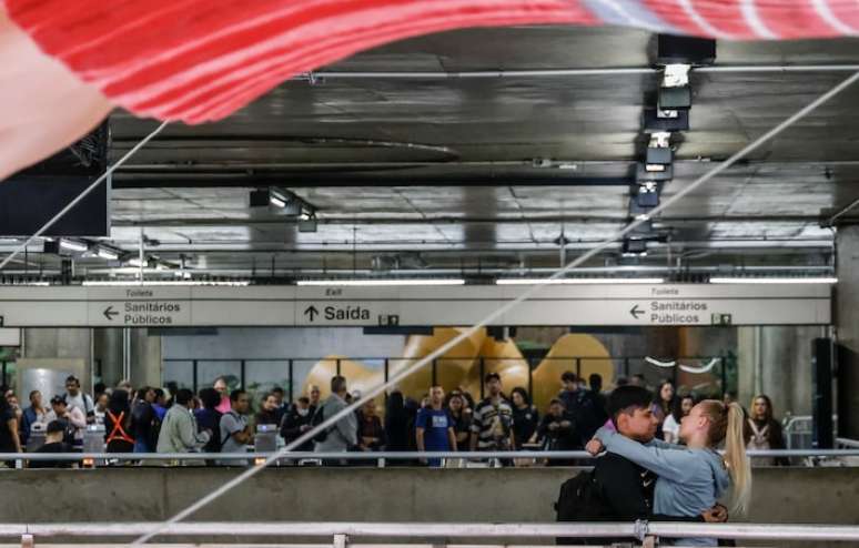 Movimenta&ccedil;&atilde;o geral na esta&ccedil;&atilde;o Cl&iacute;nicas da linha 3 verde do metr&ocirc;.