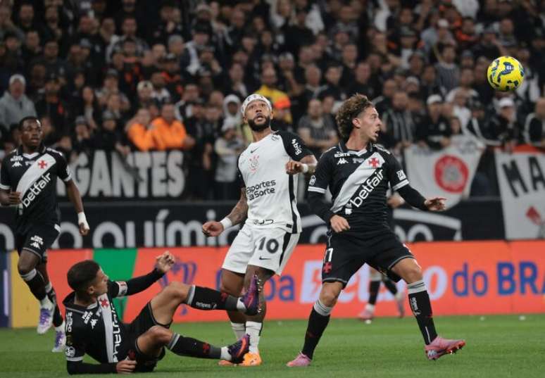 Memphis Depay disputa bola no jogo entre Corinthians e Vasco pela final da Copa do Brasil.