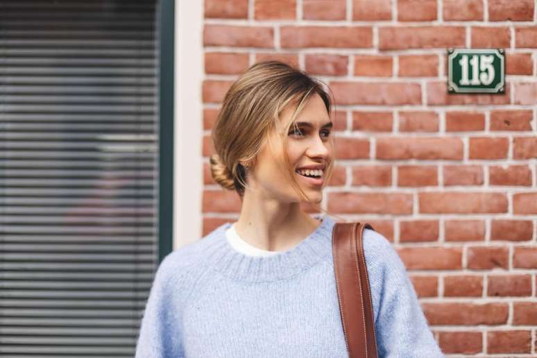 O coque descontru&iacute;do &eacute; charmoso e funciona com qualquer tipo de cabelo 