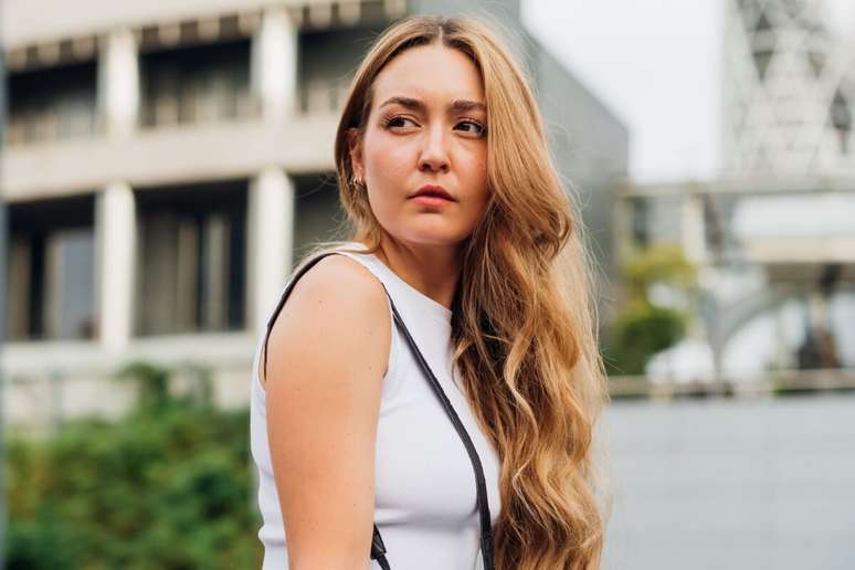 As ondas soltas e naturais trazem uma leitura mais sofisticada para o visual 