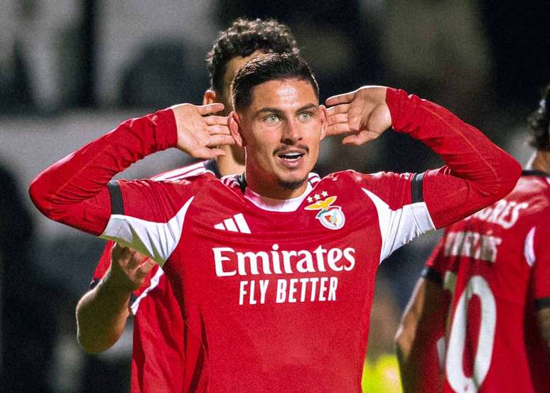 Franjo Ivanović festeja o seu gol, o segundo do Benfica na vit&oacute;ria sobre o Farense &ndash;