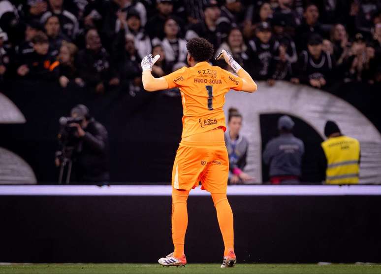 Hugo Souza era um dos pendurados no Corinthians durante a final &ndash;
