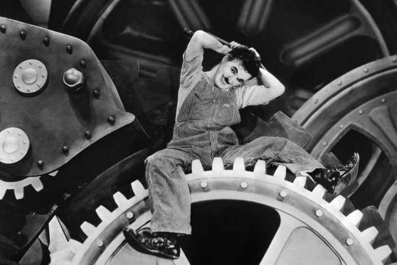 &ldquo;Tempos Modernos&rdquo; retrata o ritmo acelerado do capitalismo e a mecaniza&ccedil;&atilde;o das f&aacute;bricas em um longa de 1936 dirigido por Charles Chaplin 