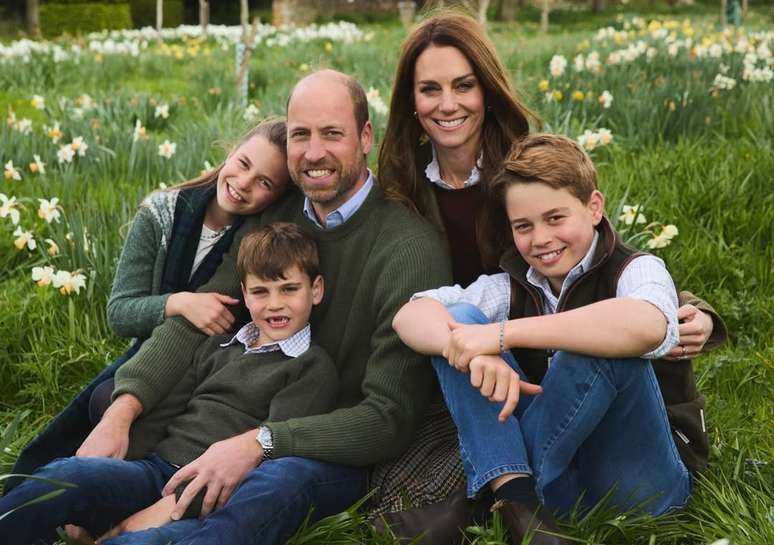 Pr&iacute;ncipe William, Kate Middleton e os filhos em foto em fam&iacute;lia