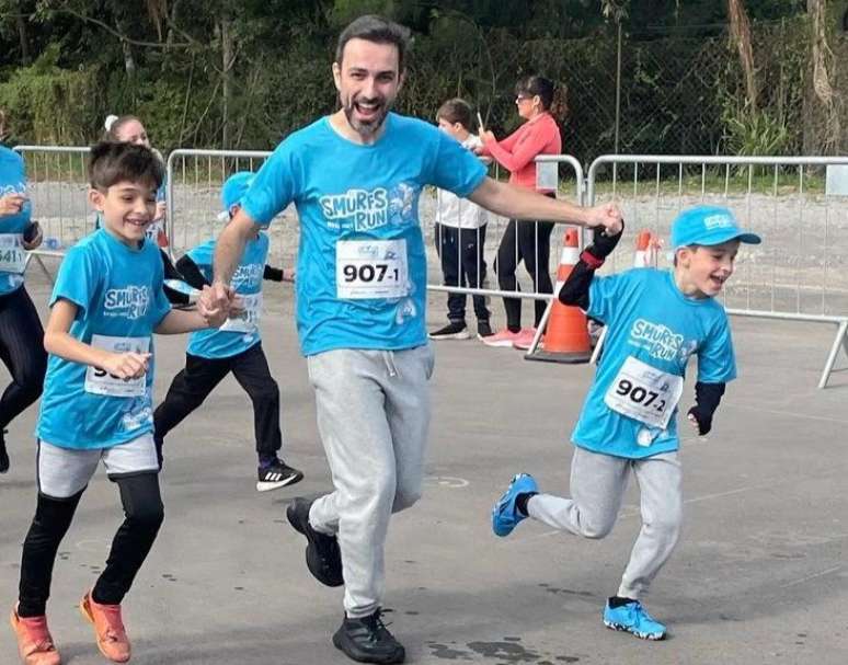 Marcelo do Rego e os filhos g&ecirc;meos, Samuel e Joaquim, em prova de rua entre pais e filhos