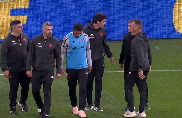 Matheus Carvalho, do Vasco, sentiu dores no aquecimento e deixou o campo chorando &ndash;