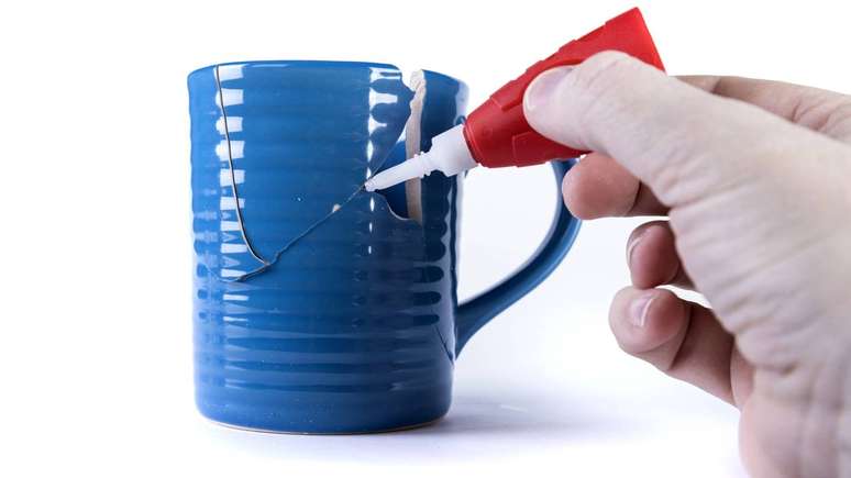 Se a cola atingir olhos, boca ou causar dor intensa, o atendimento m&eacute;dico deve ser procurado imediatamente &ndash; depositphotos.com / Ecummings00