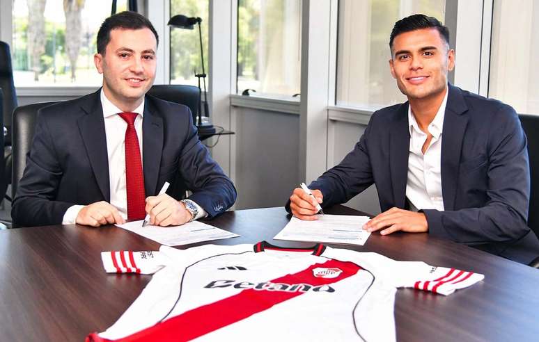 Jogador assinou contrato ao lado do presidente riverista, Stefano Di Carlo &ndash;