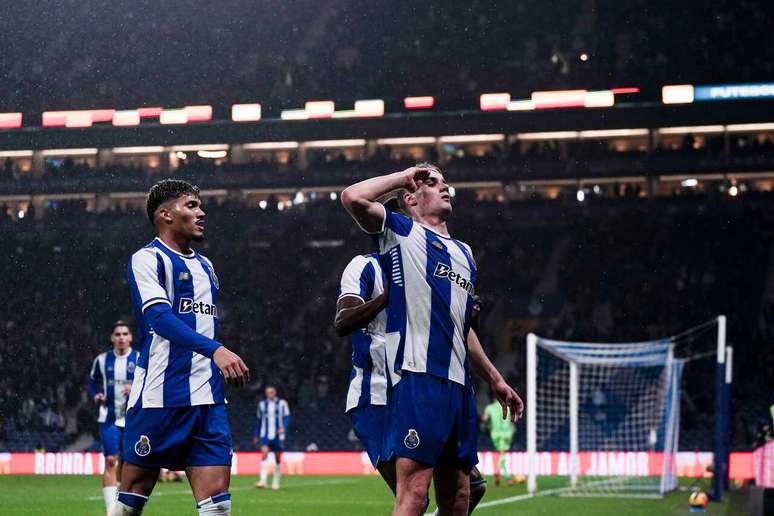 Porto players celebrate one of the goals against Famalicão in the round of 16 of the Portuguese Cup