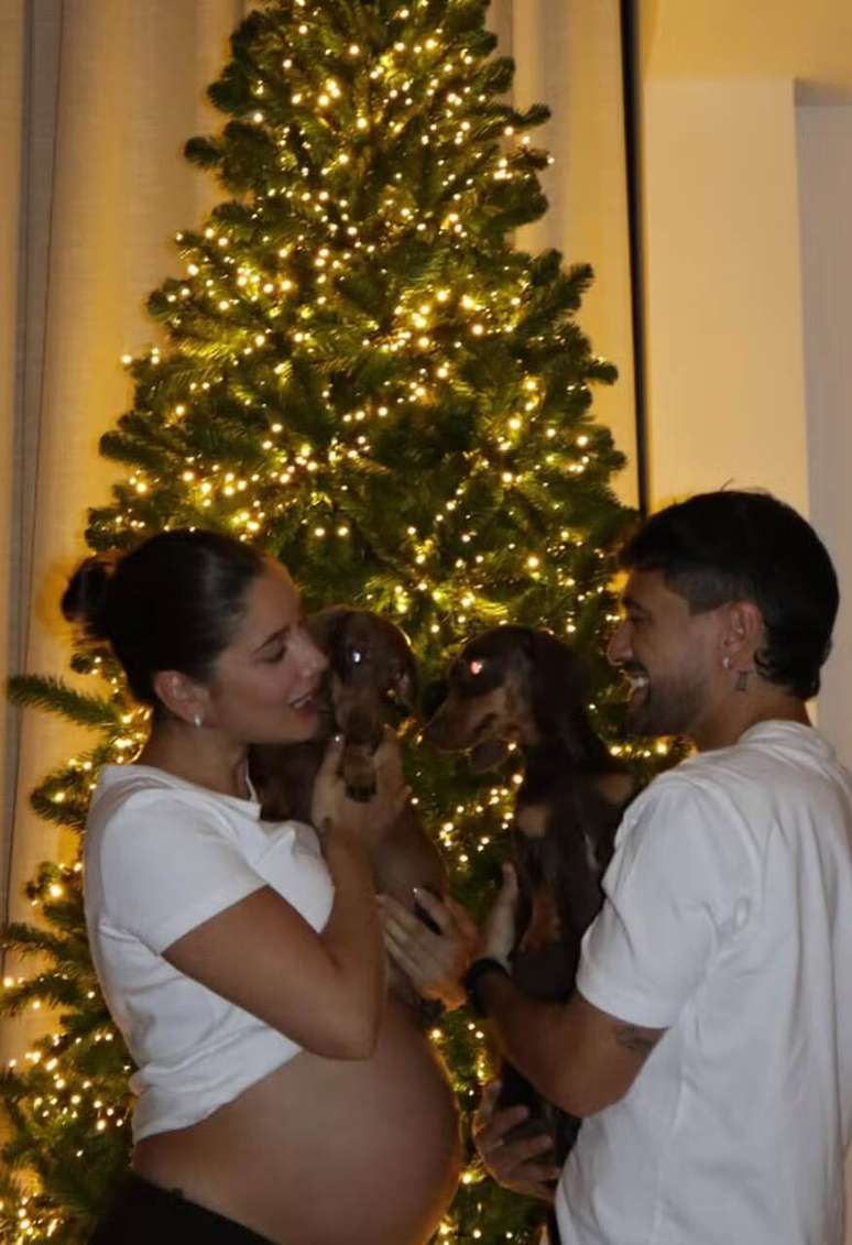 Arrascaeta e a esposa Camila ainda gr&aacute;vida mostram a decora&ccedil;&atilde;o de Natal de sua casa &ndash;