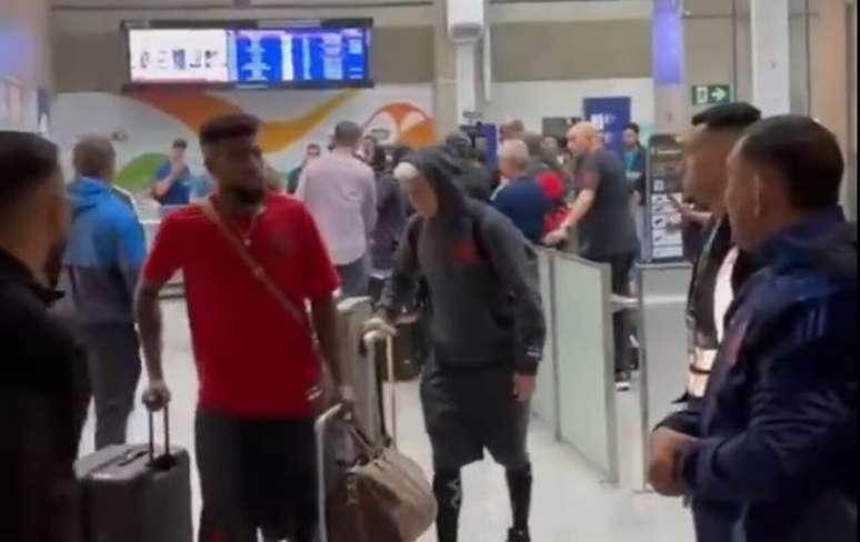 Desembarque rubro-negro aconteceu sem confus&otilde;es no Aeroporto do Gale&atilde;o &ndash;