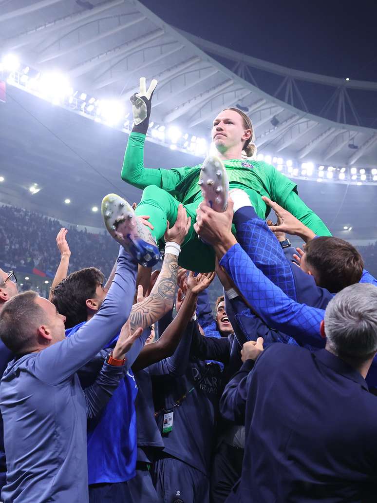 Safonov comemorando o t&iacute;tulo do PSG 