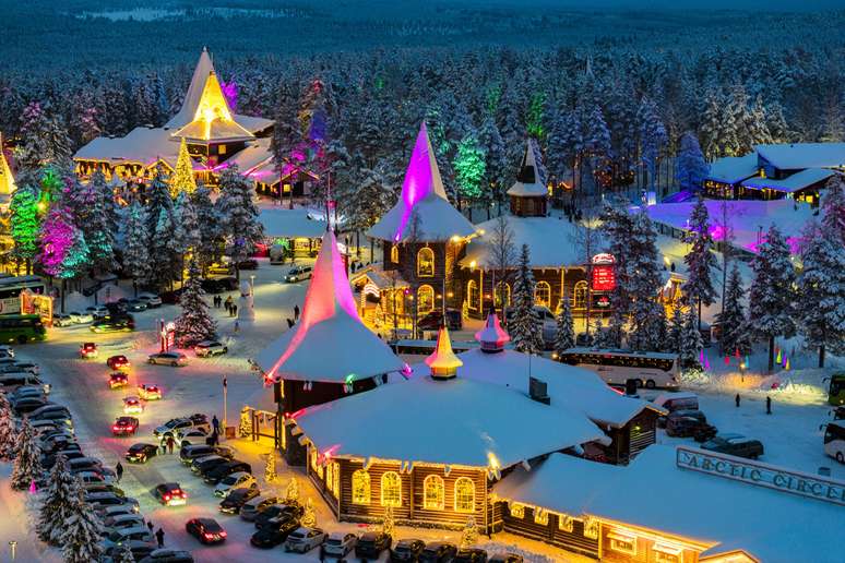 Vista a&eacute;rea noturna do parque de divers&otilde;es Vila do Papai Noel e dos mercados de Natal em Rovaniemi, Lap&ocirc;nia, Finl&acirc;ndia
