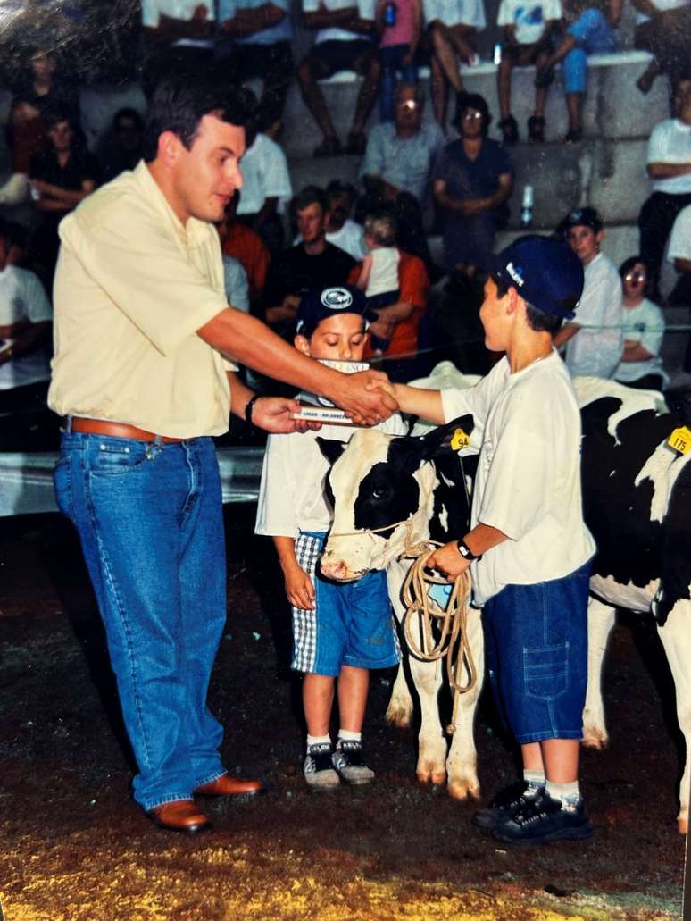 Cena t&iacute;pica de menino da ro&ccedil;a em evento agr&iacute;cola. Cristiano Demartini &eacute; filho de trabalhadores rurais e pegou na enxada cedo.