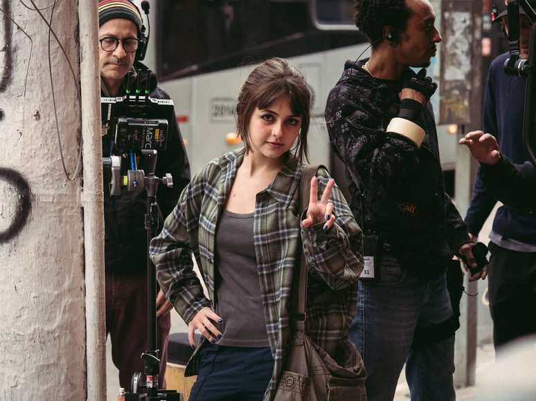 Klara Castanho durante grava&ccedil;&atilde;o de s&eacute;rie policial Quando Ela Desaparecer