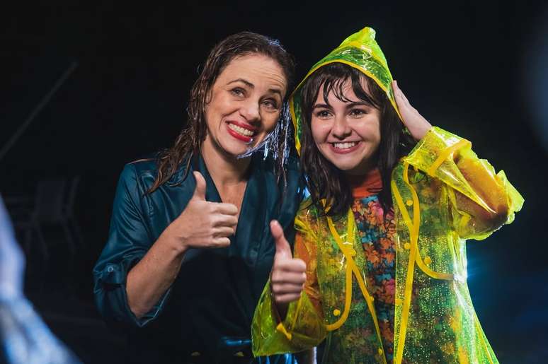 Karine Teles e Klara Castanho durante grava&ccedil;&atilde;o de Salve Rosa