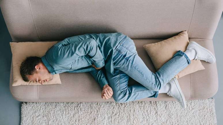 Nessa s&iacute;ndrome, a pessoa que faz uso prolongado de cannabis passa a ter crises c&iacute;clicas de n&aacute;usea, v&ocirc;mitos persistentes e dor abdominal forte, mesmo sendo algu&eacute;m que, inicialmente, usava a subst&acirc;ncia para relaxar ou at&eacute; para aliviar enjoos &ndash; depositphotos.com / AndrewLozovyi