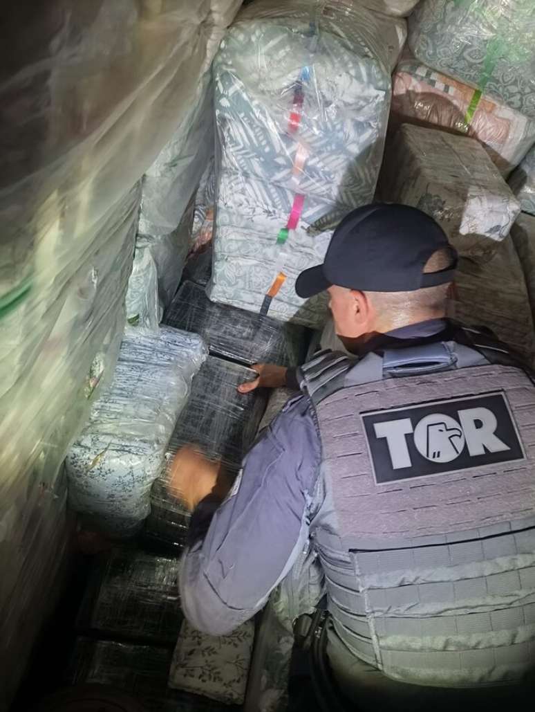 Policias fazem a apreens&atilde;o de drogas no interior de S&atilde;o Paulo, pr&oacute;ximo de Ara&ccedil;atuba.