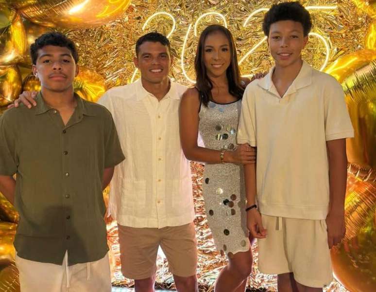 Thiago Silva ao lado da fam&iacute;lia para celebrar o &uacute;ltimo Ano Novo &ndash;