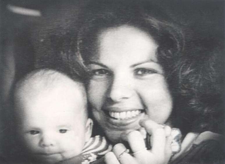 Eliane de Grammont ao lado da filha, Lili Grammont; cantora foi assassinada pelo ex-marido, Lindomar Castilho, em 30 de mar&ccedil;o de 1981.