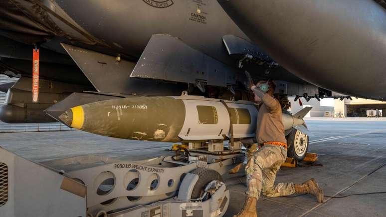 A U.S. Air Force soldier installs a GBU-31 munitions system on an F-15E Strike Eagle fighter at a U.S. Central Command (Centcom) base, Dec. 19, 2025.