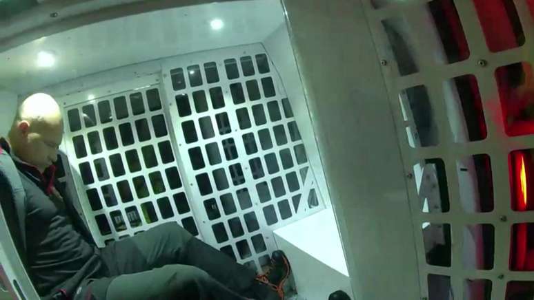 Geraint Berry fotografado em um ve&iacute;culo da pol&iacute;cia ap&oacute;s sua pris&atilde;o.