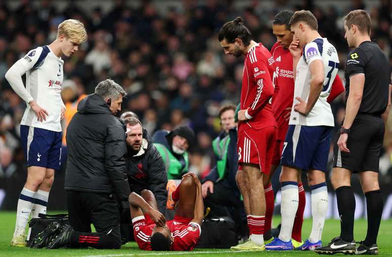 Isak marcou o primeiro gol da partida, mas levou uma dura entrada de Van der Ven e teve que deixar o jogo &ndash; Alex Pantling/Getty Images