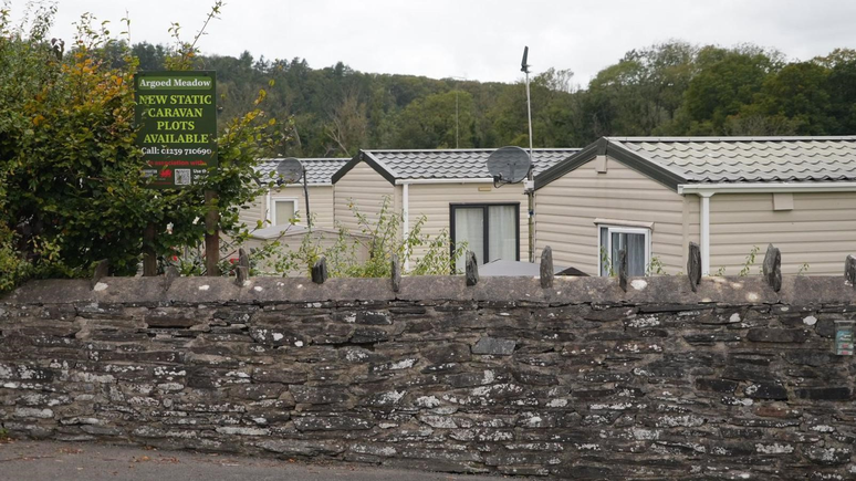 Christopher Mills foi atacado no trailer que dividia com a esposa em Cenarth, perto de Newcastle Emlyn.