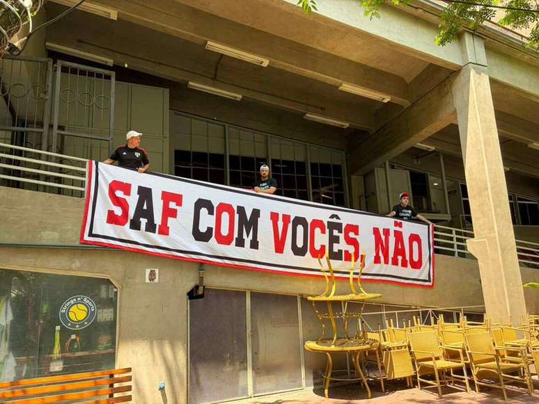 S&oacute;cios tamb&eacute;m protestaram contra uma poss&iacute;vel mudan&ccedil;a no estatuto do clube &ndash;