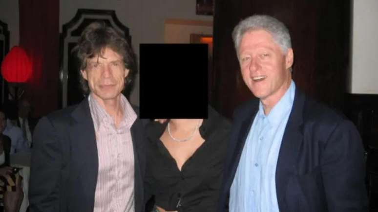 A lenda dos Rolling Stones, Mick Jagger, posando com Clinton