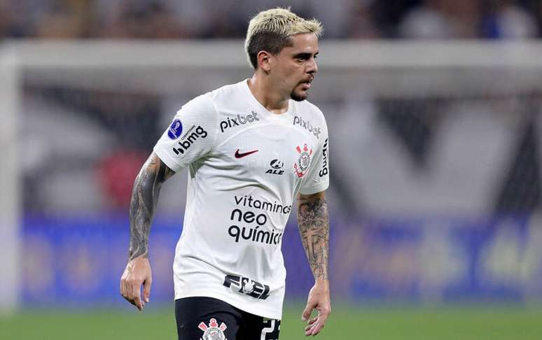 கொரிந்தியன் நிறங்களை பாதுகாக்கும் போது ஃபாக்னர் -