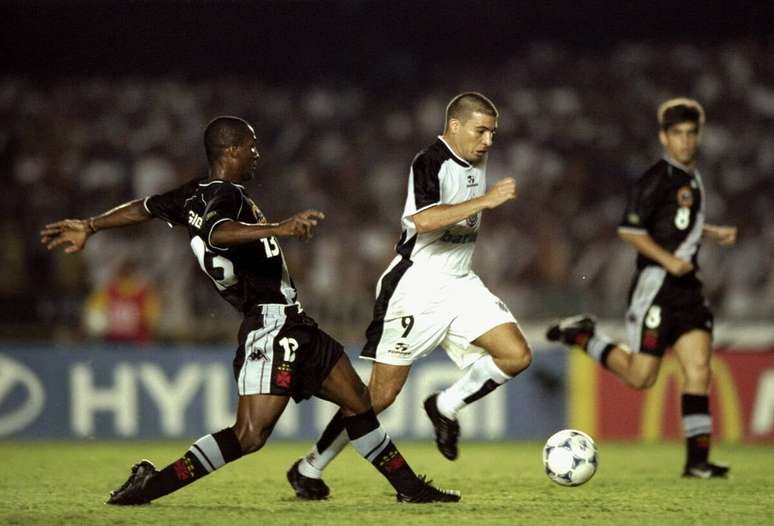 லூயிசாவோ (வெள்ளை நிறத்தில்) 2000 கிளப் உலகக் கோப்பை இறுதிப் போட்டியின் போது கில்பெர்டோவின் அடையாளத்திலிருந்து தப்பிக்கிறார் –