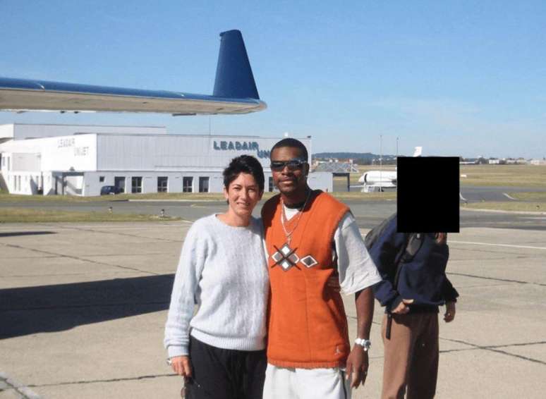 O ator Chris Tucker em foto com Ghislaine Maxwell, associada de Epstein e condenada por crimes sexuais