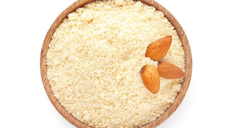 Para melhores resultados na cozinha, combina-se com ovos, psyllium ou goma xantana, e deve ser armazenada em local fresco para evitar rancifica&ccedil;&atilde;o &ndash; depositphotos.com / serezniy