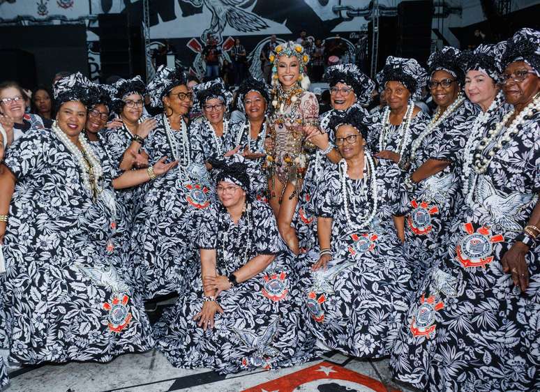 Sabrina Sato e ala das baianas da Gavi&otilde;es 