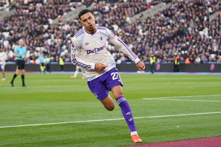 மோர்கன் ரோஜர்ஸ் (ஆஸ்டன் வில்லா) 14.12.2025 அன்று வெஸ்ட் ஹாமுக்கு எதிராக தனது கோலைக் கொண்டாடினார் 